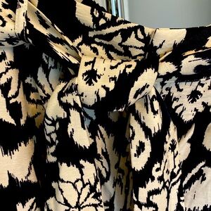 Wide leg pants with zipper and front closure and belt. Size large